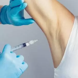 Injektion im Achselbereich &ndash; Symbolbild zum Botox-Aufbaukurs